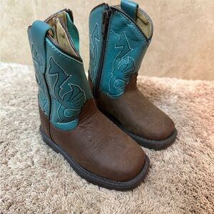 cute 
Pair of cowboy boots 👢